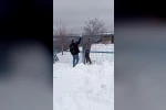 Yaşlı kadının ilaçları, yolu karla kaplanan mezraya kepçeyle ulaştırıldı