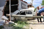 Yaşlı karı koca duvara çarpan otomobilde can verdi