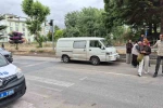 Yaya geçidinde duramayan minibüs, anneanne ve torununa çarptı