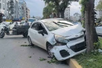 Yaya geçidinden geçen motosiklete çarpmamak için direksiyonu kırınca ağaca çarptı