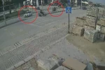 Yaya geçidini kullanmaya çalışan otomobille çarpışan motosikletli metrelerce havaya uçtu