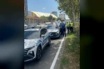 Yayalara yol veren polis aracına otomobil çarptı: 1 polis yaralı