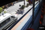 Yayaya yol veren minibüse arkadan araç çarptı, kaza anı kamerada 
