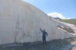 Yaz mevsiminde 5 metreyi bulan kar yığını