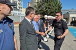 Yeni Emniyet Müdürü, kendisini karşılayan şehit babasının elini öptü