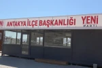 Yeni Parti’nin ilk tabelası Antakya’da konteyner binaya asıldı