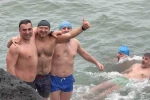 Yeni yılın ilk gününde buz gibi suda deniz keyfi