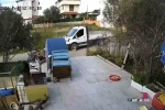 Yerde yatan köpeği ezip yoluna devam etti