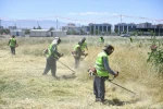 Yeşilyurt Belediyesi yangın riskine karşı ot biçme çalışmalarını hızlandırdı