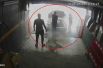 Yıkatmaya getirilen araçtan çıkan dumanları fark eden çalışanın hızlı müdahalesi aracı yanmaktan kurtardı