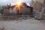 Yıkılan metruk evde oynayan çocuklar kurtuluş savaşına ait olduğu değerlendirilen el bombası buldu