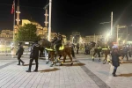 Yılbaşına saatler kala atlı polisler İstiklal Caddesi’nde devriyede