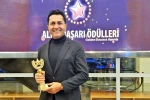 ’Yılın En İyi Bestecisi’ ödülünü aldı, Çeşme’ye adadı