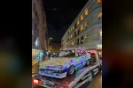 Yılın son günü arabasını ışıklarla kapladı