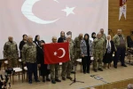 Yıllar sonra yeniden kamuflaj giyen yaşlılar, şiir okuyup duygu dolu anlar yaşadılar