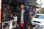 Yıllarca izlediği videolara özenen genç, hevesle başladığı işinde 1 buçuk metrekarelik seyyar tezgahında ekmek parasını kazanıyor