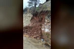 Yoğun yağış sonrası istinat duvarı çöktü