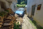 Yokuş aşağı inerken kaza yapıp iki evin arasına düştü