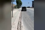 Yol kenarına bırakılan yanmış araç dikkat çekiyor