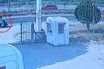 Yol kenarındaki tabelaya çarpan motosikletli kask sayesinde hayata tutundu