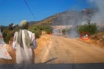 Yol kenarındaki yangını gören tatilci aile alevlere yangın tüpüyle müdahale etti