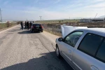 Yol üzerindeki kalas parçası kazaya sebep oldu, 2 yaralı