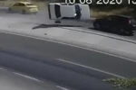 Yola fırlayan parçadan kurtulmak isterken karşı şeride uçarak 2 otomobille çarpıştı: 2 ölü