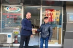 Yola savrulan parasını toplayan esnafı yapılan haberlerde görüp parasını teslim aldı