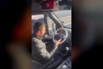 Yolcu dolu dolmuşta bir yandan telefona baktı, diğer yandan aracı kullandı