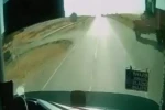 Yolcu otobüsü ile kamyonetin kaza anı kamerada