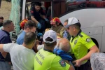 Yolcu otobüsü kamyona çarptı, sürücü araçta sıkıştı