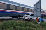 Yolcu treni otomobile çarptı: 1 yaralı