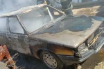 Yolda alev alan otomobil tamamen yanarak kullanılamaz hale geldi