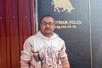 Yolda gördüğü zehirli yılanı elleriyle yakaladı