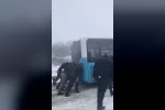 Yolda kalan yolcu otobüsünün yardımına vatandaşlar yetişti