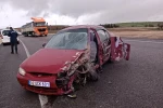 Yolda kayan araç karşı şeride geçerek araçla çarpıştı: 2 yaralı