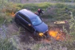Yoldan çıkan otomobilin sürücüsü, tarlaya uçtu