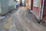 Yollar köstebek yuvasına döndü, mahalleli isyan etti