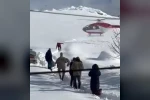 Yolu kapalı mahallede hastalanan bebek, helikopterle hastaneye ulaştırıldı