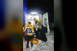 Yolu kapanan köyde doğum sancısı tutan kadın 2 saat süren çalışmayla hastaneye ulaştırıldı