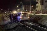 Yolu karıştırıp tren raylarına giren sürücünün tehlikeli anları