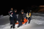 Yolu karla kapanan ve elektrikleri kesik olan köyde oksijensiz kalan hastanın imdadına yetiştiler