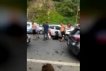 Yolun karşısına geçerken otomobilin çarptığı baba ve oğlu ağır yaralandı