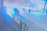 Yolun karşısına geçmek isteyen çocuğa motosiklet çarptı... O anlar kamerada