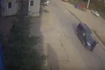 Yolun karşısına geçmek isteyen yaşlı adama aracın çarpma anı kamerada