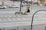 Yolun karşısına geçmeye çalışan yayaya otomobil çarptı