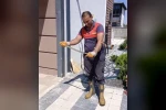 Yozgat’ta evin bahçesine giren yılan doğaya bırakıldı