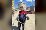Yozgat’ta otomobile giren yılanı itfaiye ekipleri çıkardı