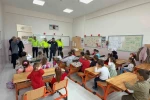 Yozgat’ta polis selamı veren minikler kalpleri ısıttı