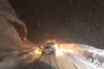 Yüksekova’da kar ve tipi ulaşımı aksattı: Fırtınaya rağmen namazını kıldı